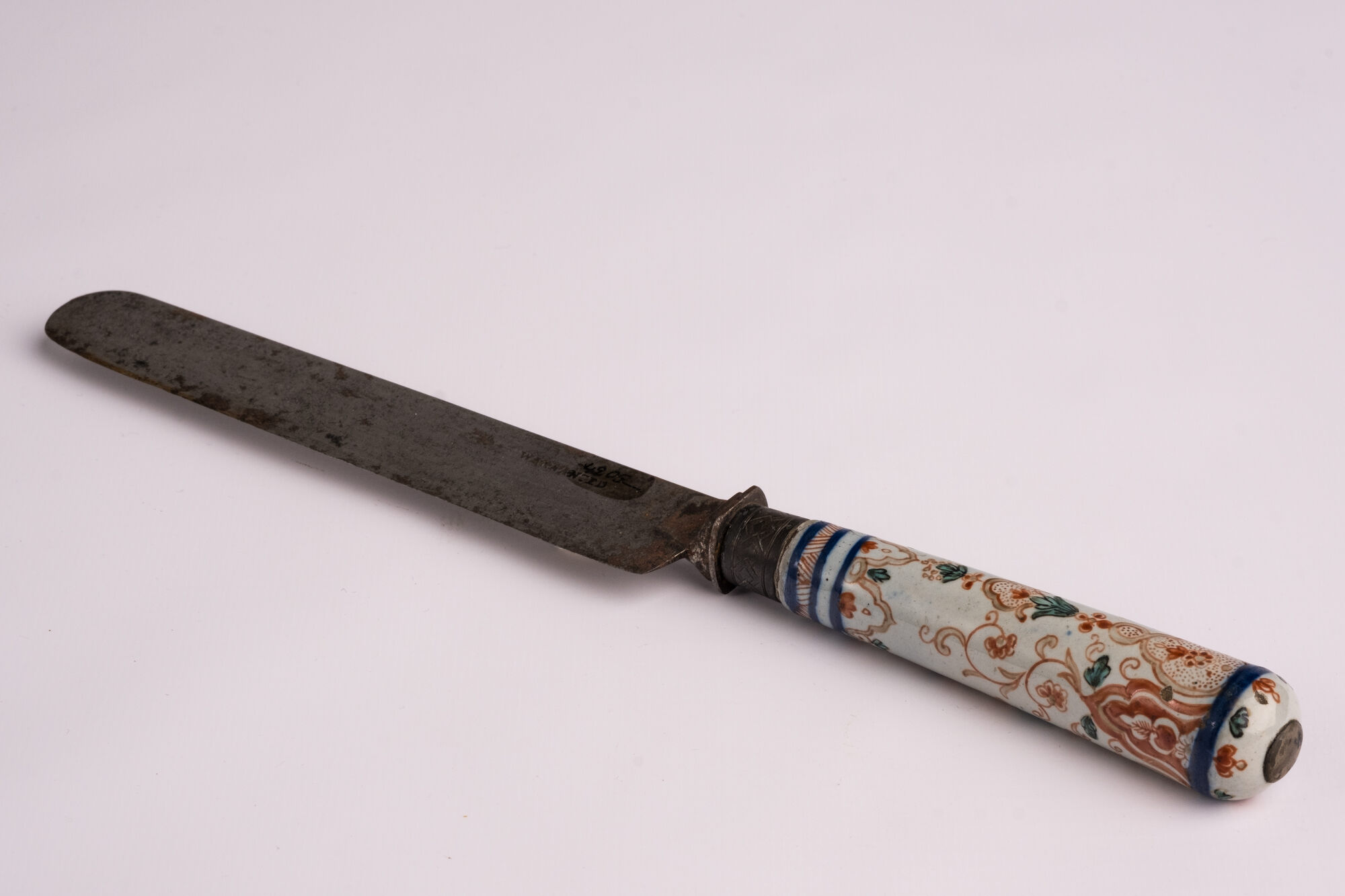 Hecht van mes, staal en faience, Delft of Bristol, 18de eeuw
