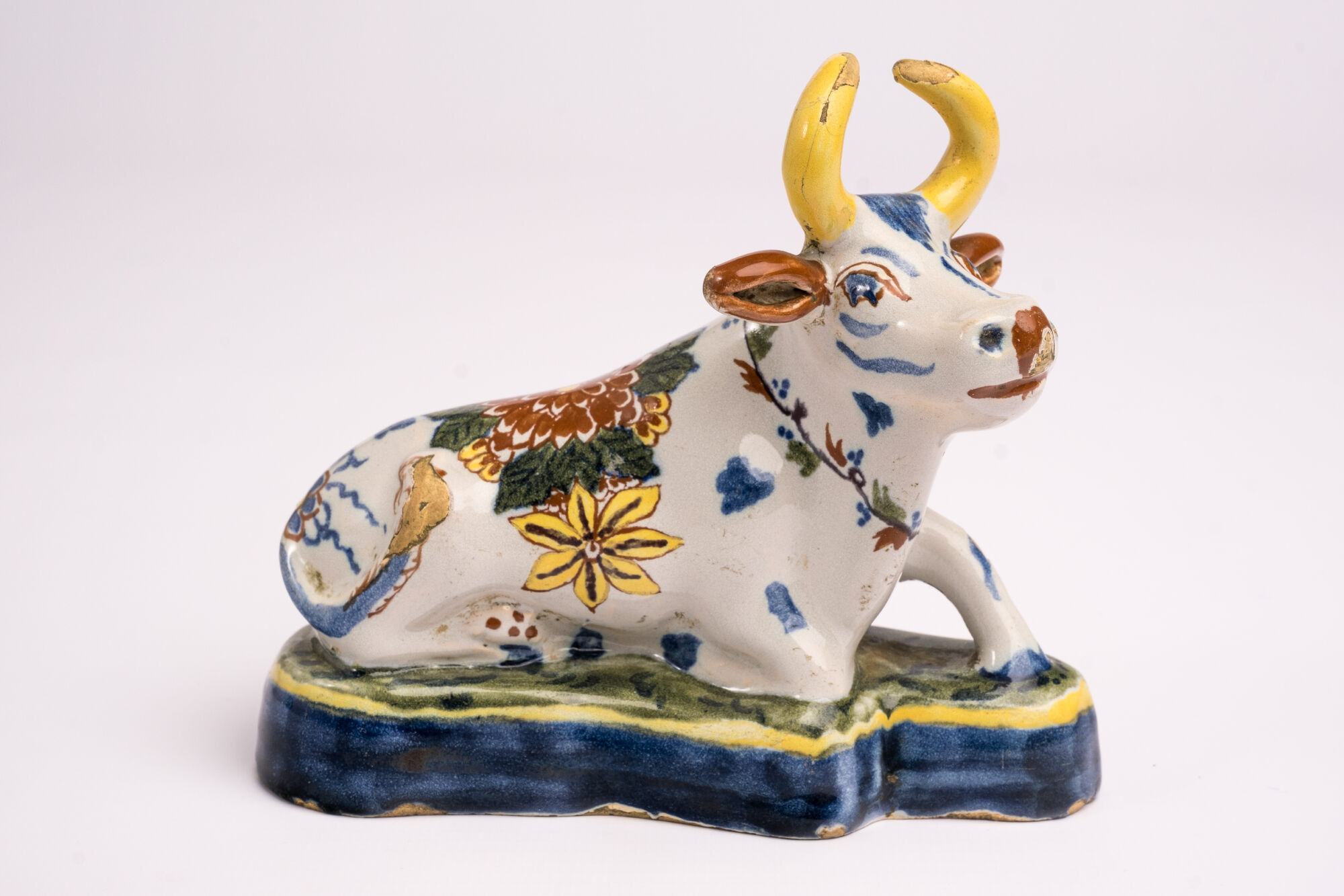 Paar liggende koeien, faience, Delft (NL), 18de eeuw