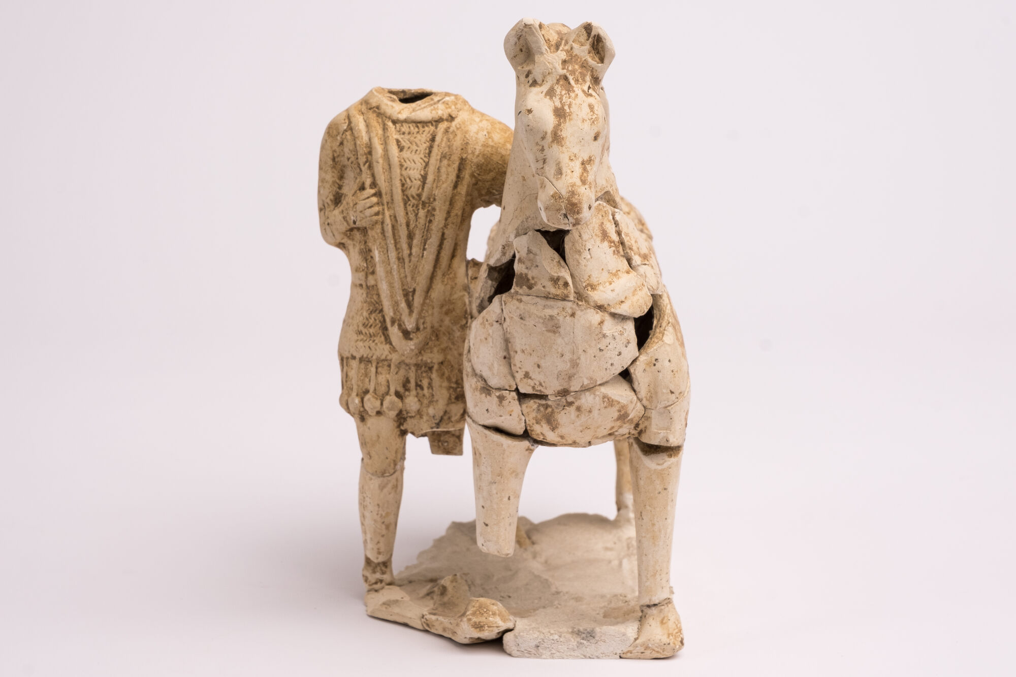 Paard met staande ruiter, pijpaarde, 70-150