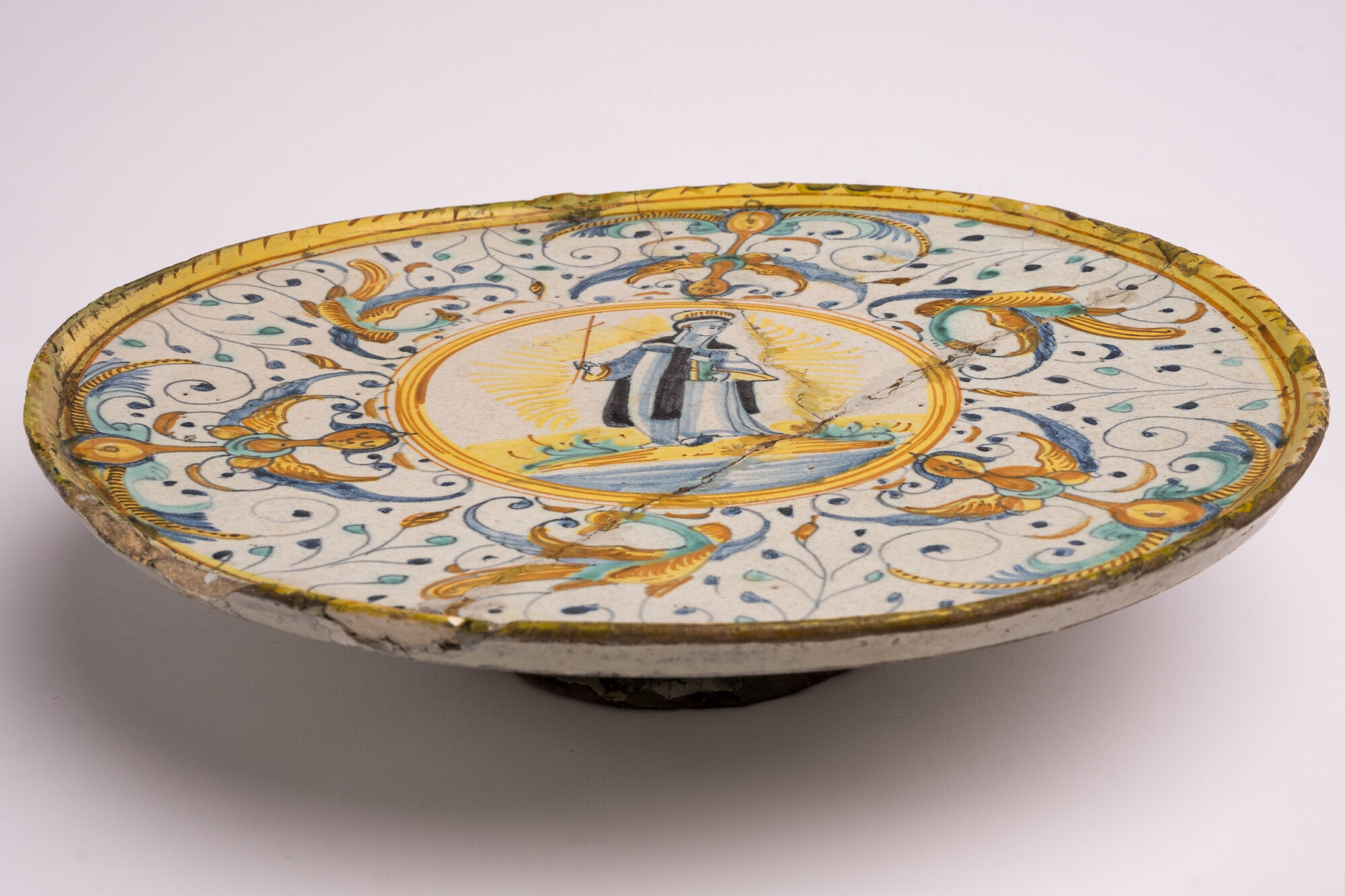 Ronde schaal op voet, faience, Urbino, (Italië, 2de helft 16de eeuw)