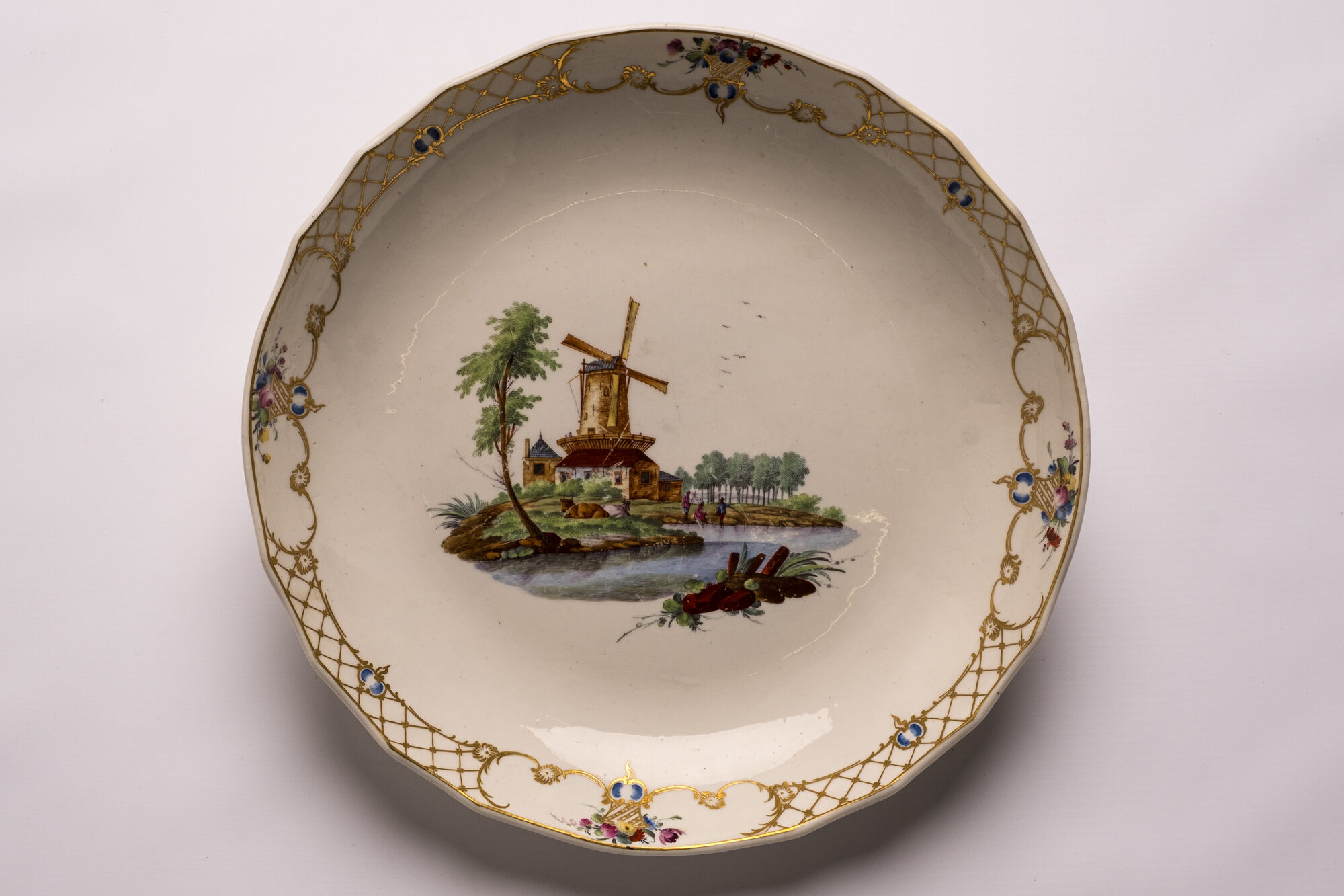 Schotel met molen in landschap, porselein, Doornik en Den Haag, 1775-1799