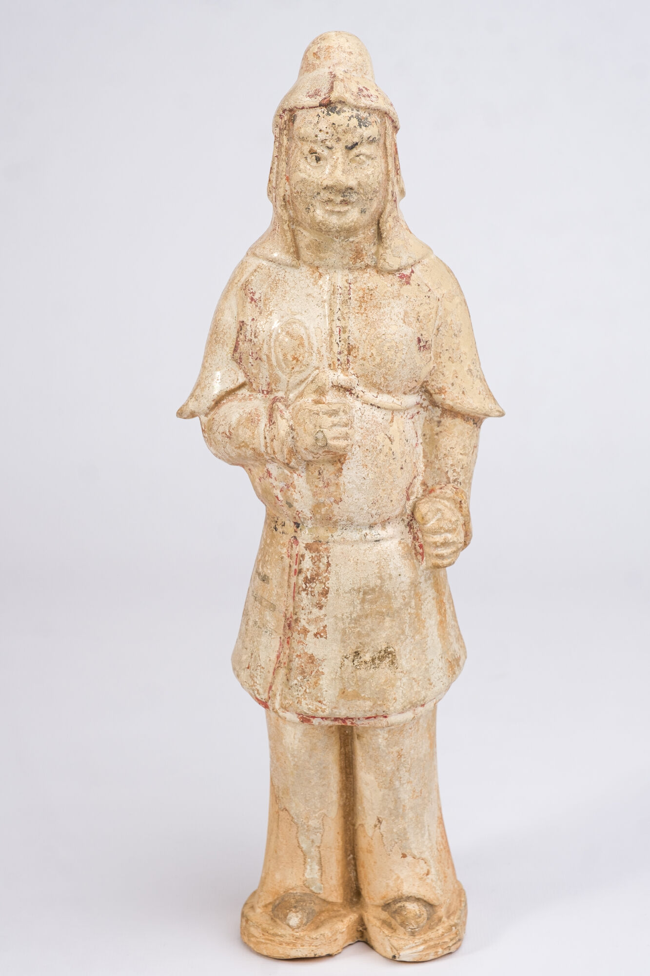Staande Chinese krijger, ongeglazuurd aardewerk,  China, T'ang dynastie, 7de tot 10de eeuw