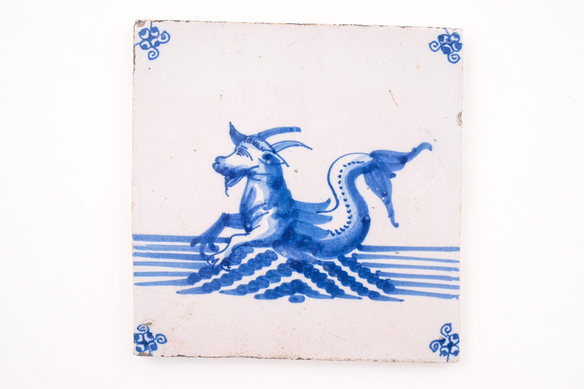 Tegel met zeemonster, faience, Noord-Nederland, 18de eeuw
