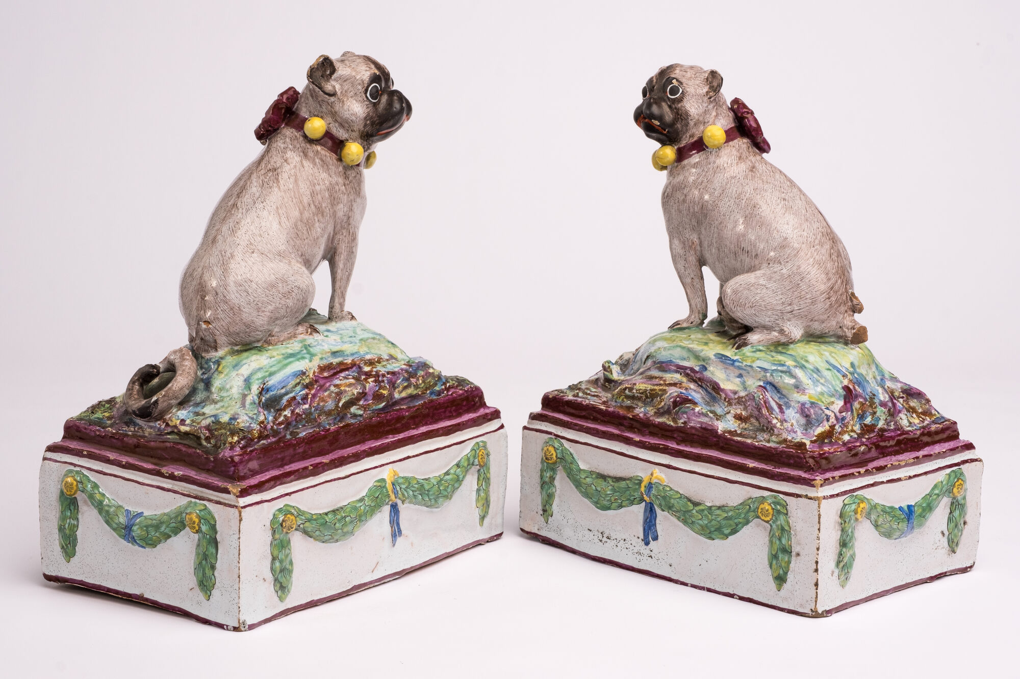 Twee mopshonden, faience, Doornik, laatste kwart 18de eeuw