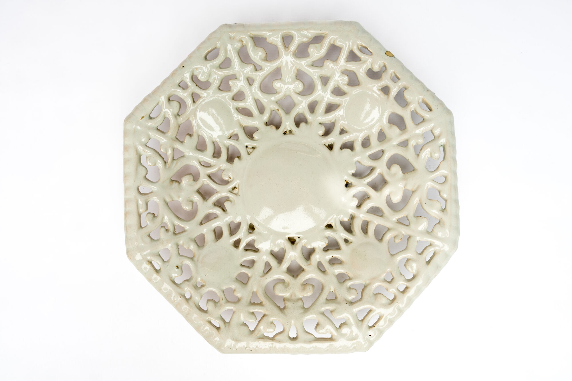 Achtzijdige schotel, faience, Faënza (IT), 17de eeuw