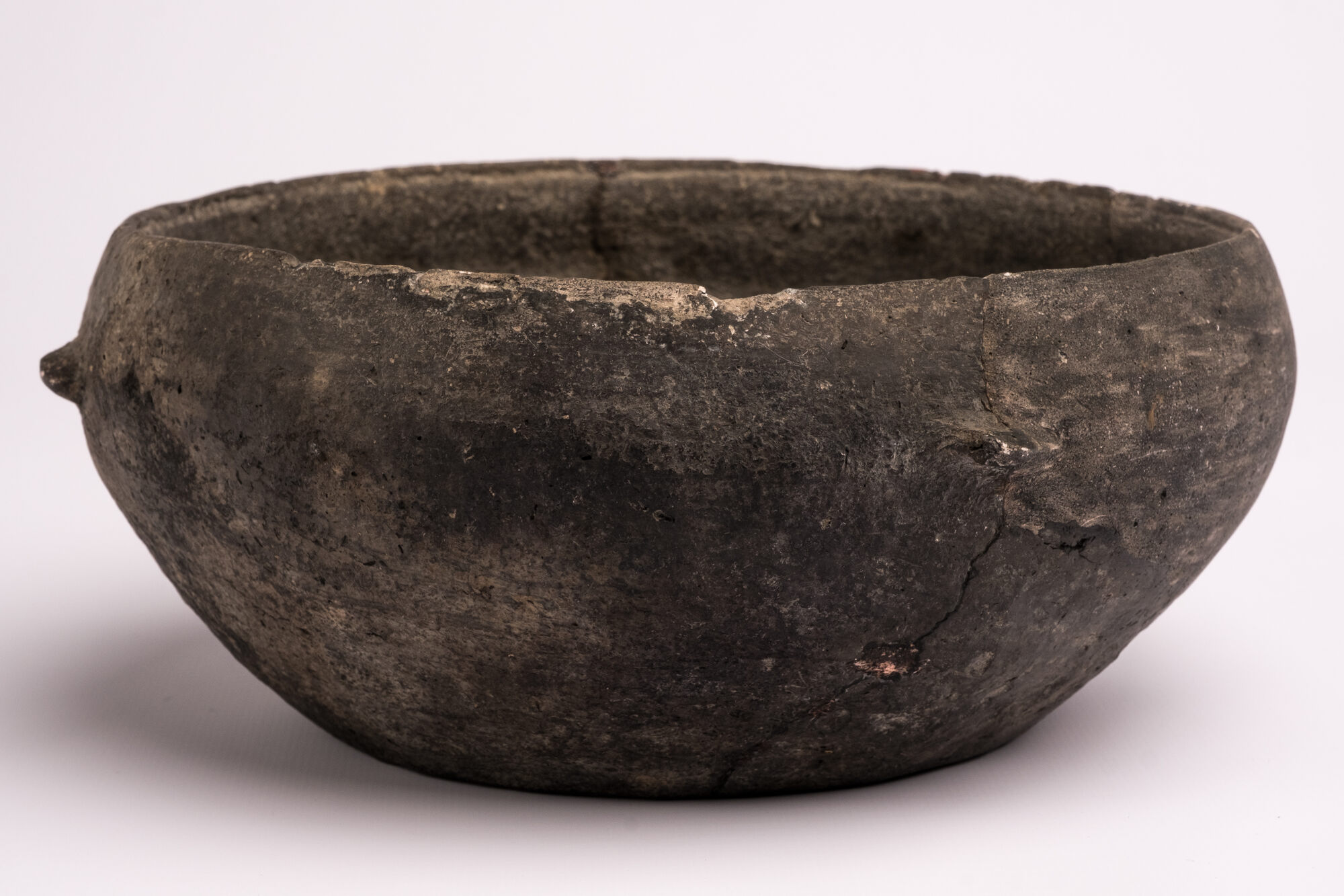 Kom in grof korrelig aardewerk, Romeinse periode