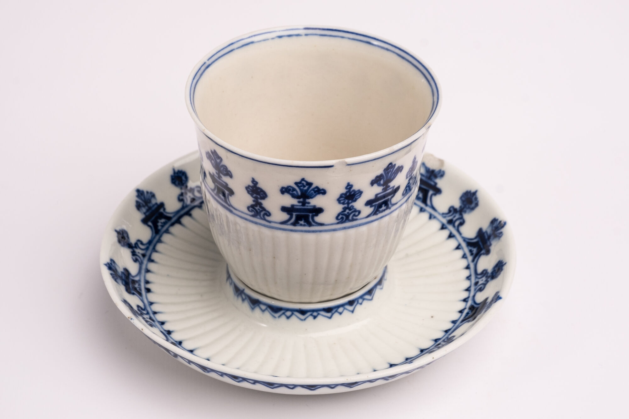 Kopje en schoteltje, zacht porselein, Saint-Cloud (FR), ca. 1715.