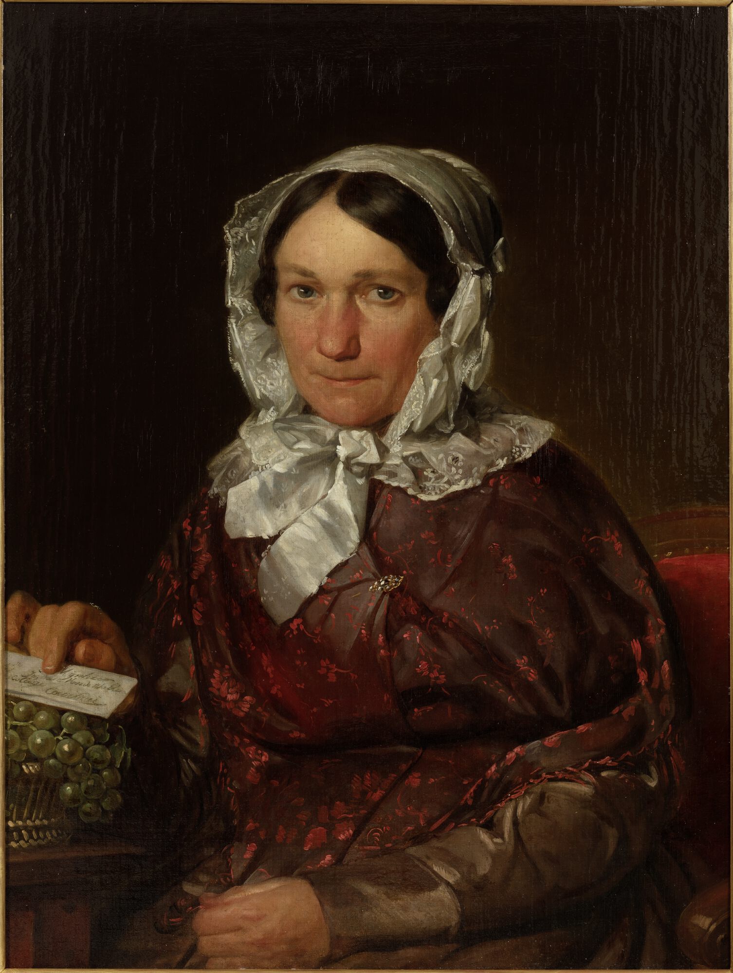 Portret van een dame met diploma in de hand
