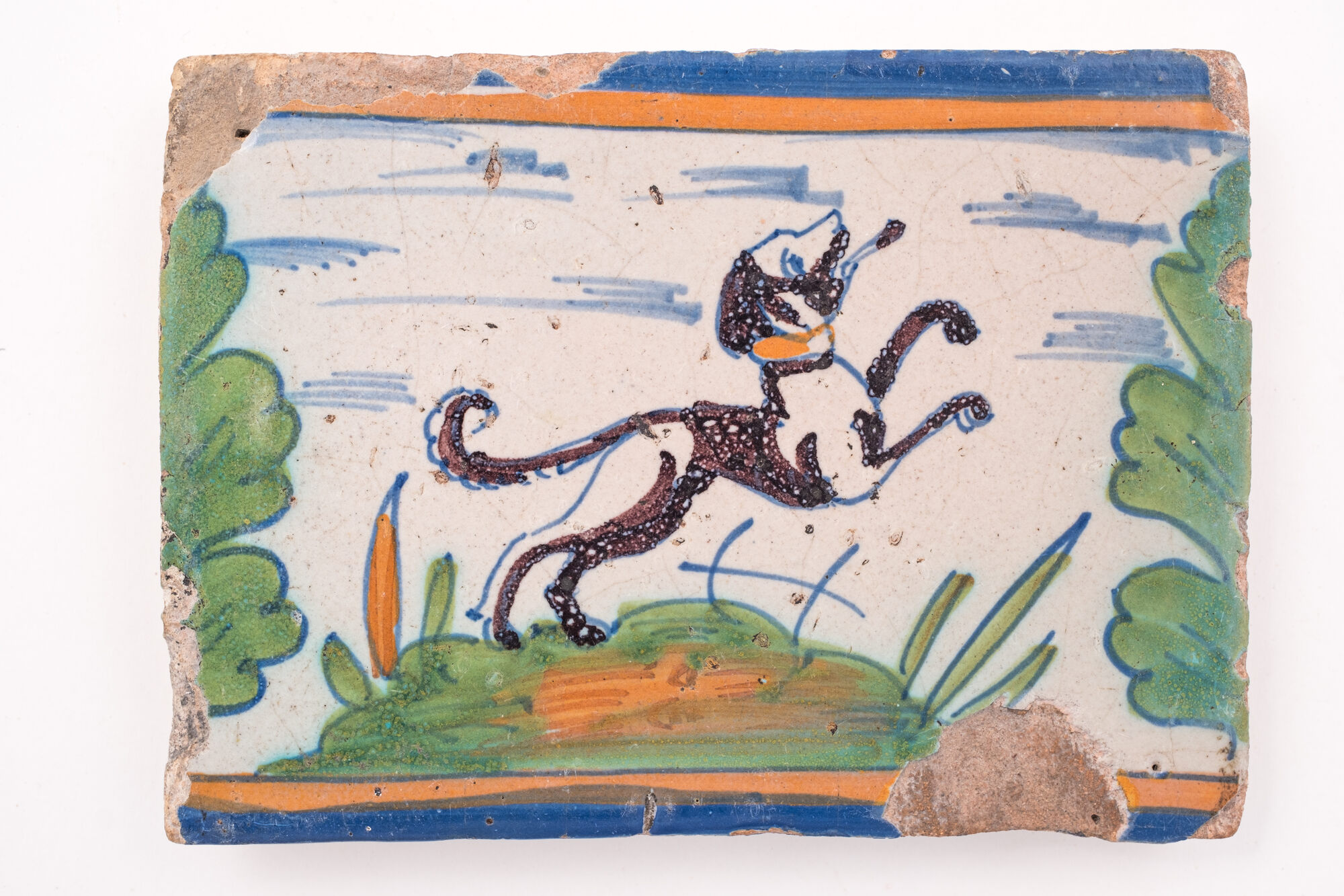 Tegel met hondje, faience, Nederland, einde 16de eeuw