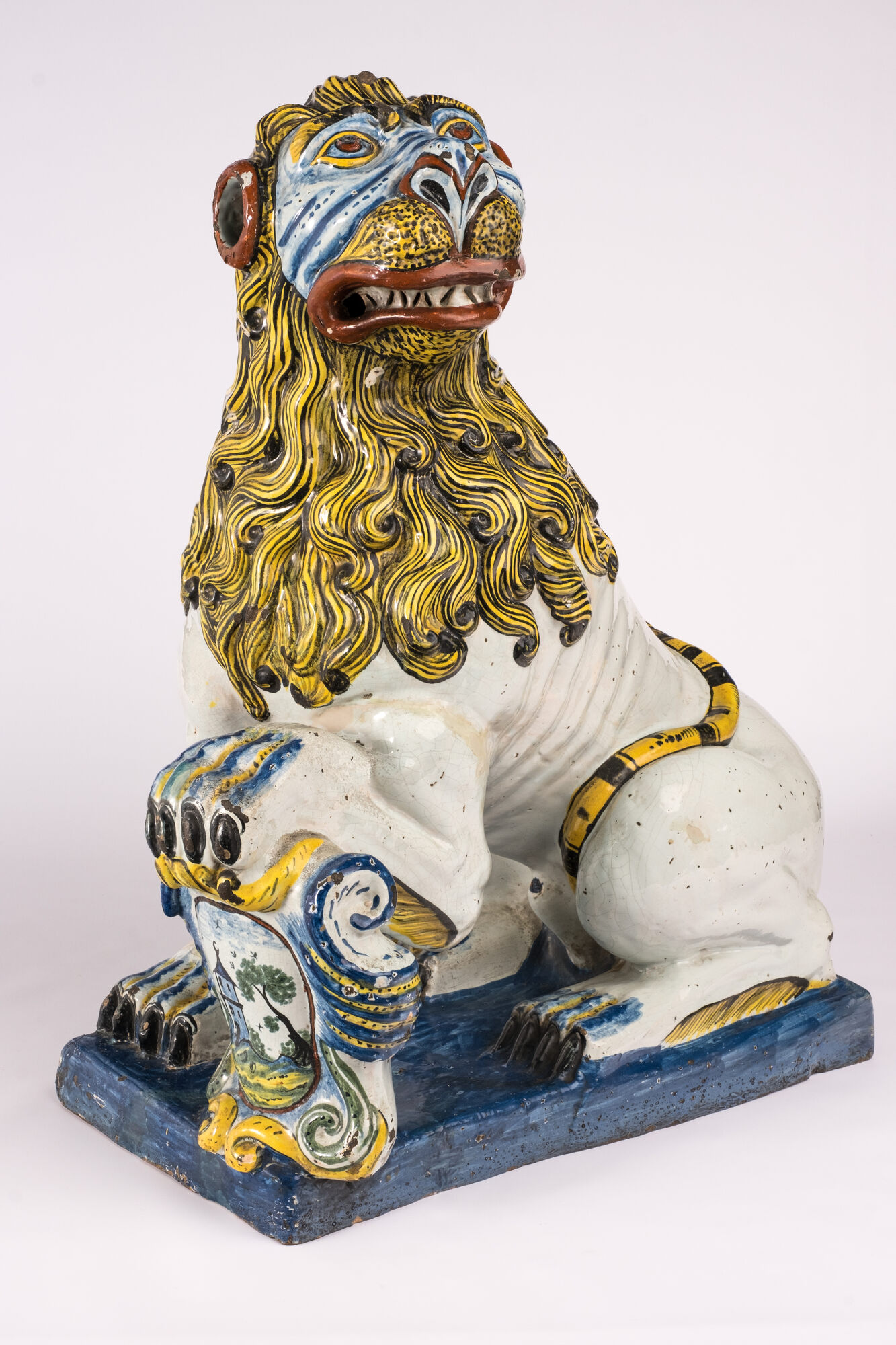 Beeld van zittende leeuw, faience, Rouen (FR), 18de eeuw