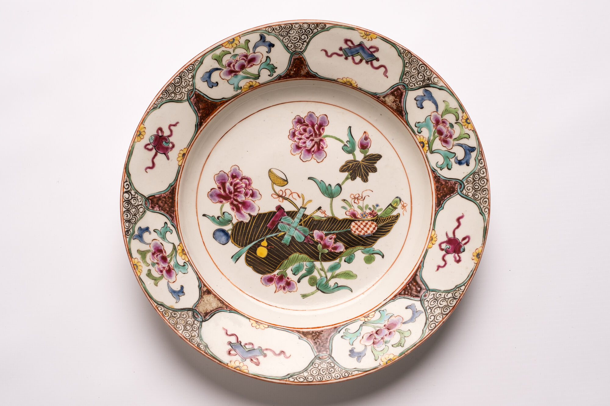 Diep bord, zacht porselein, Doornik, 1750-1799