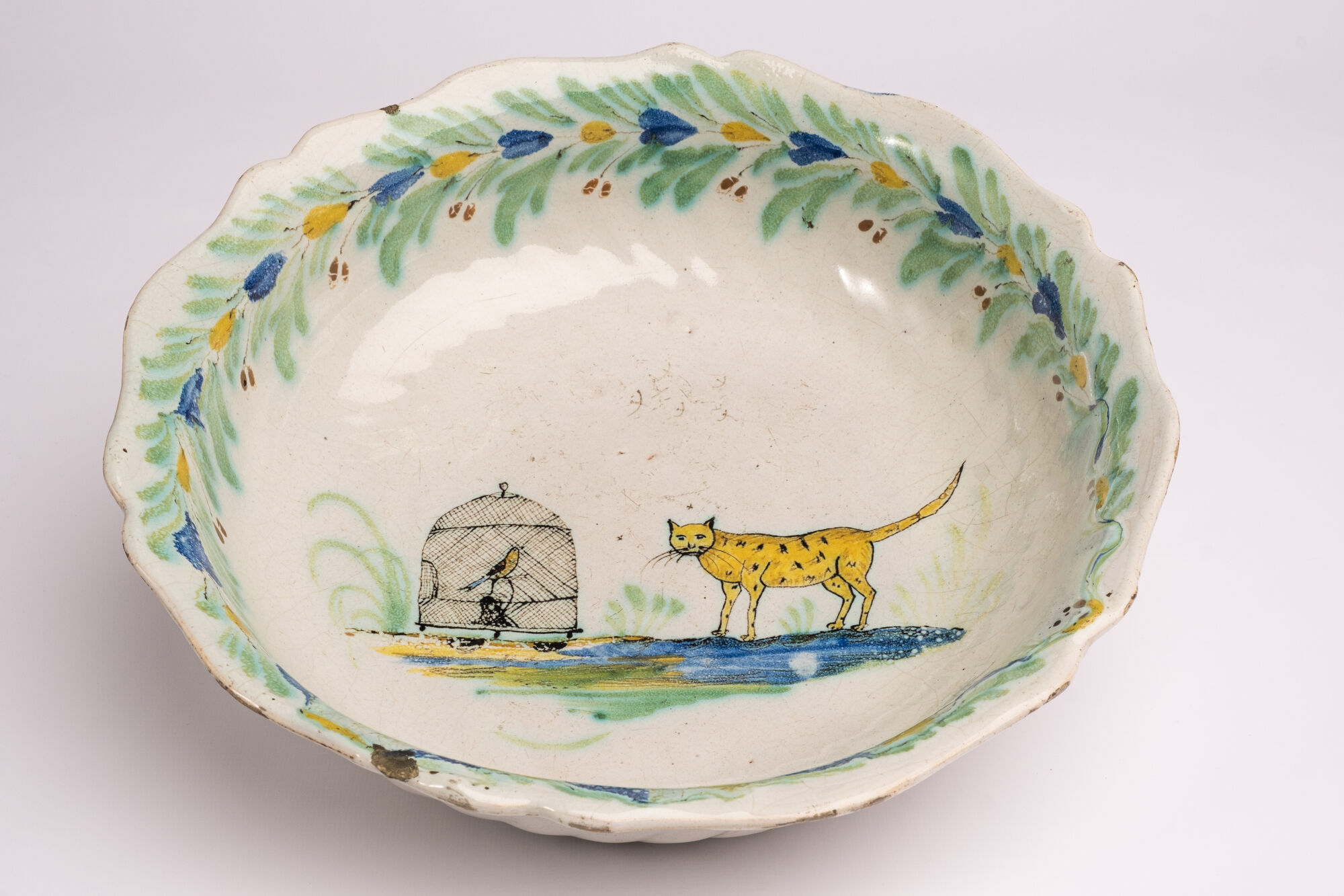 Diepe schotel, faience, in de stijl van Nevers, begin 19de eeuw