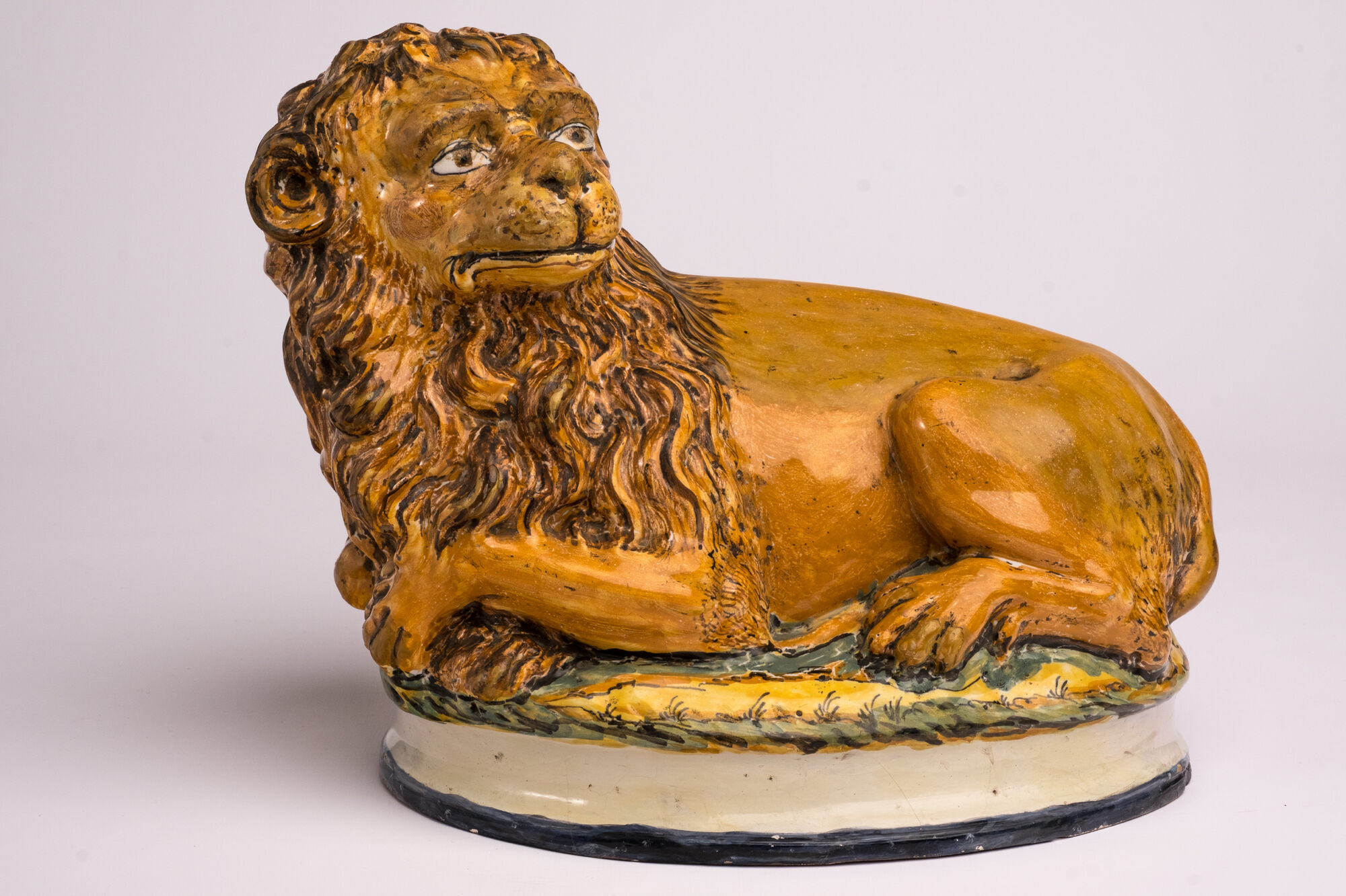 Liggende leeuw, faience, Alcora (Sp.), 19de eeuw
