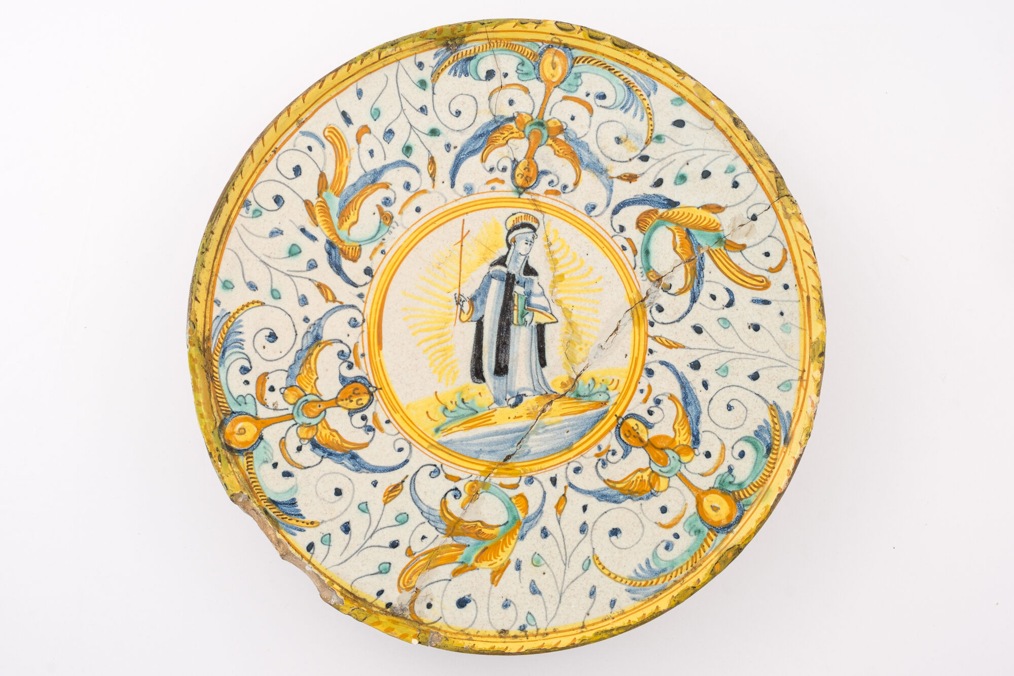 Ronde schaal op voet, faience, Urbino, (Italië, 2de helft 16de eeuw)