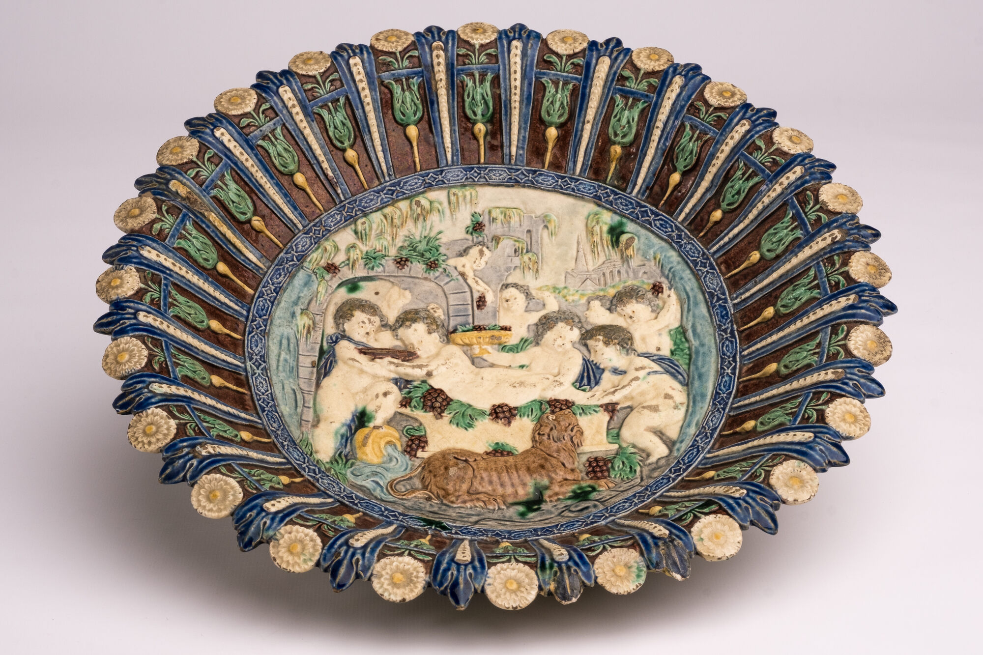 Vruchtenschaal op voet, geglazuurd aardewerk, School van Bernard Palissy (Fr.), 17de eeuw