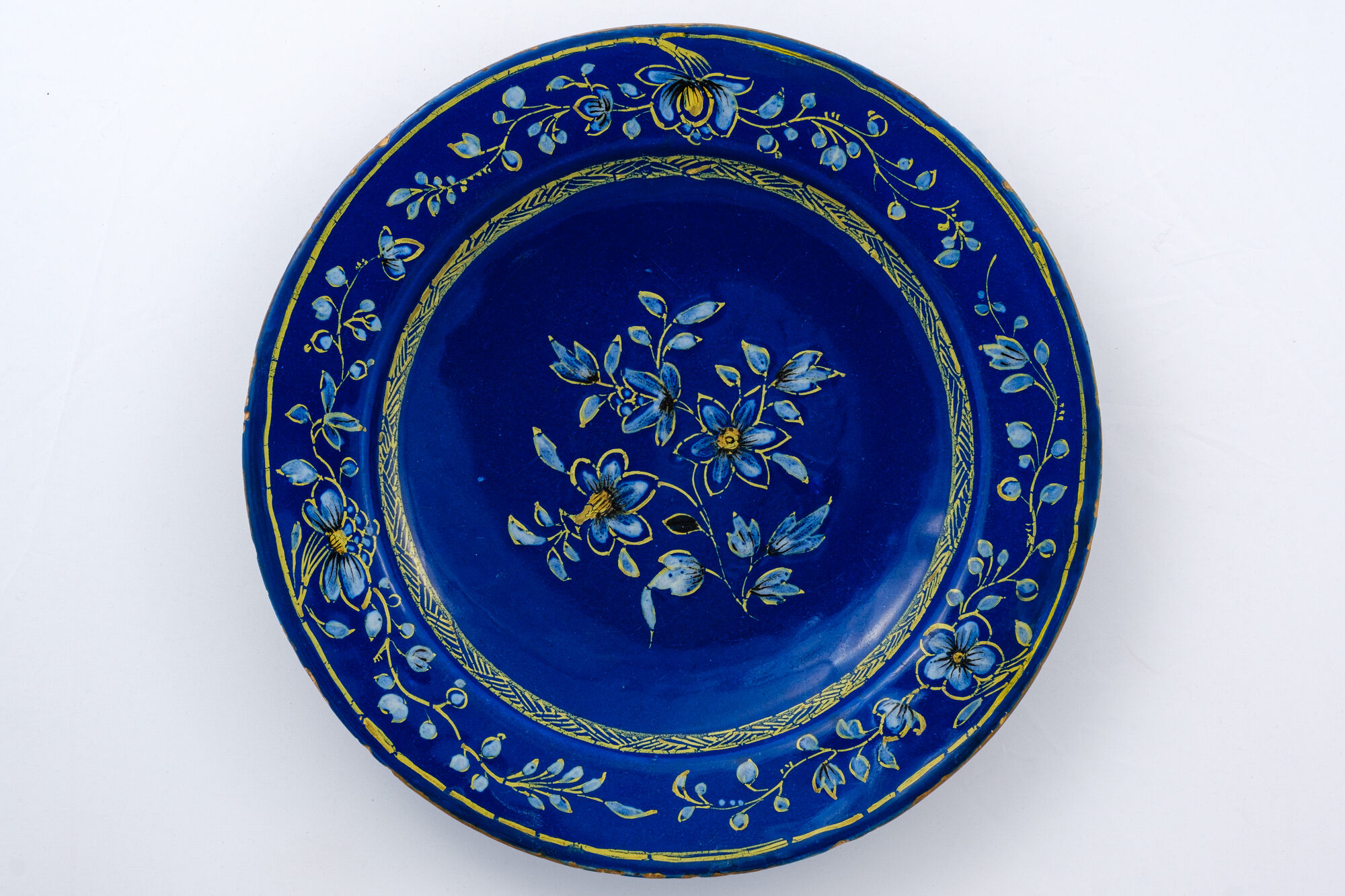 Bord, faience, St.-Omer (FR), 2de helft 18de eeuw