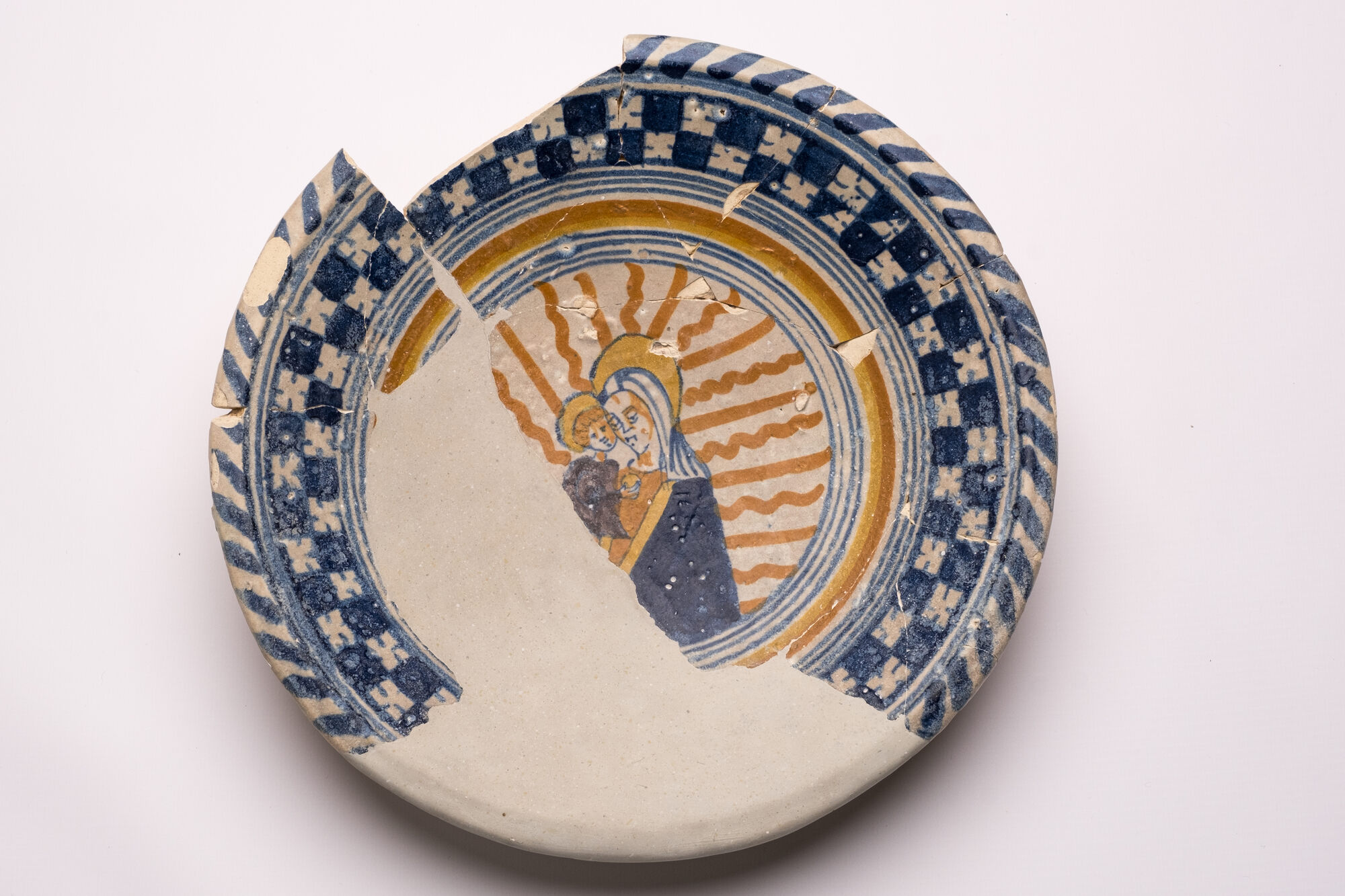 Fragment van madonnaschotel, faience, Antwerpen,  ca 1580