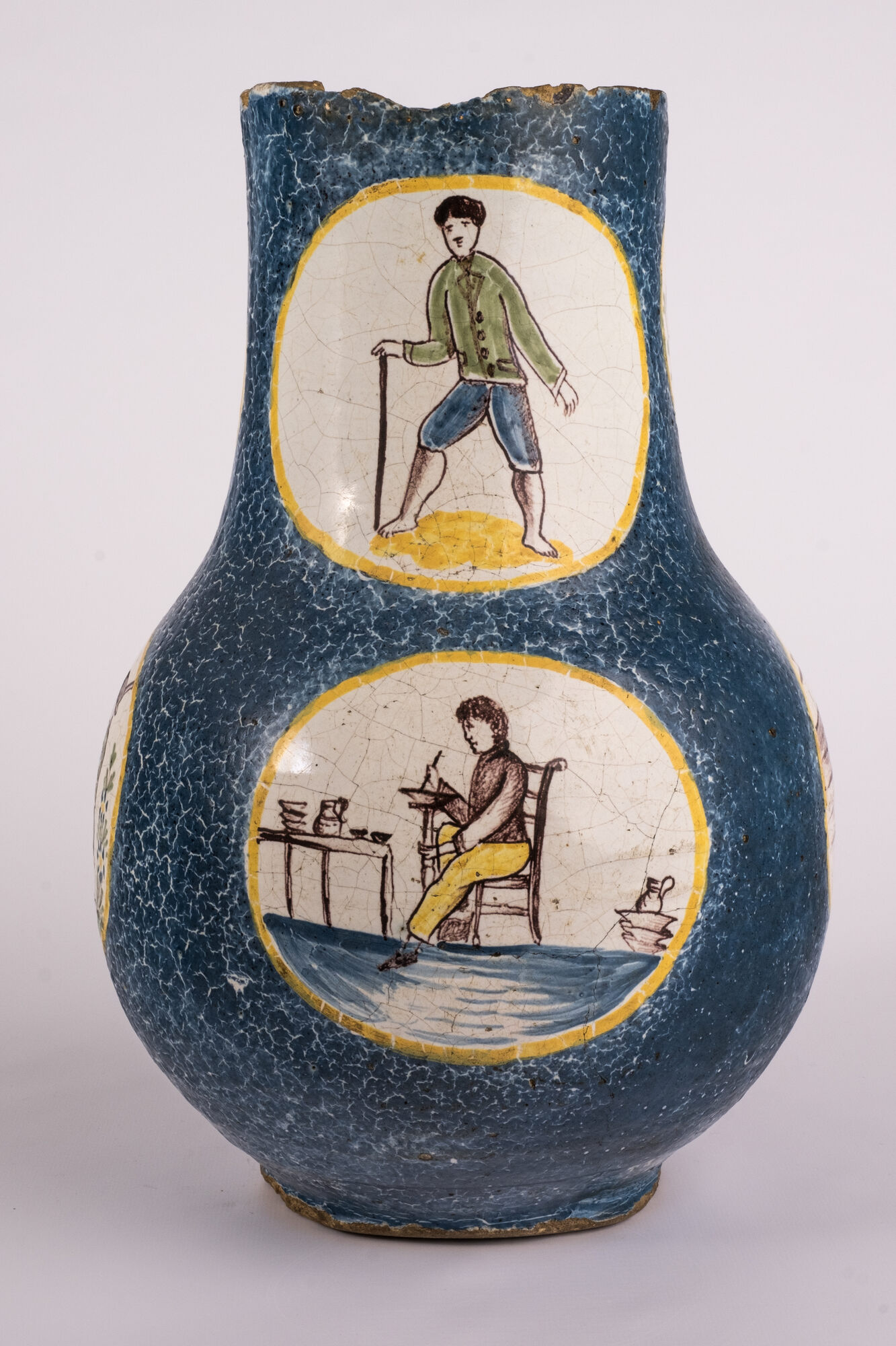 Kruik, blauw gesponsd met voorstellingen van het productieproces, Brusselse faience, einde 18de eeuw