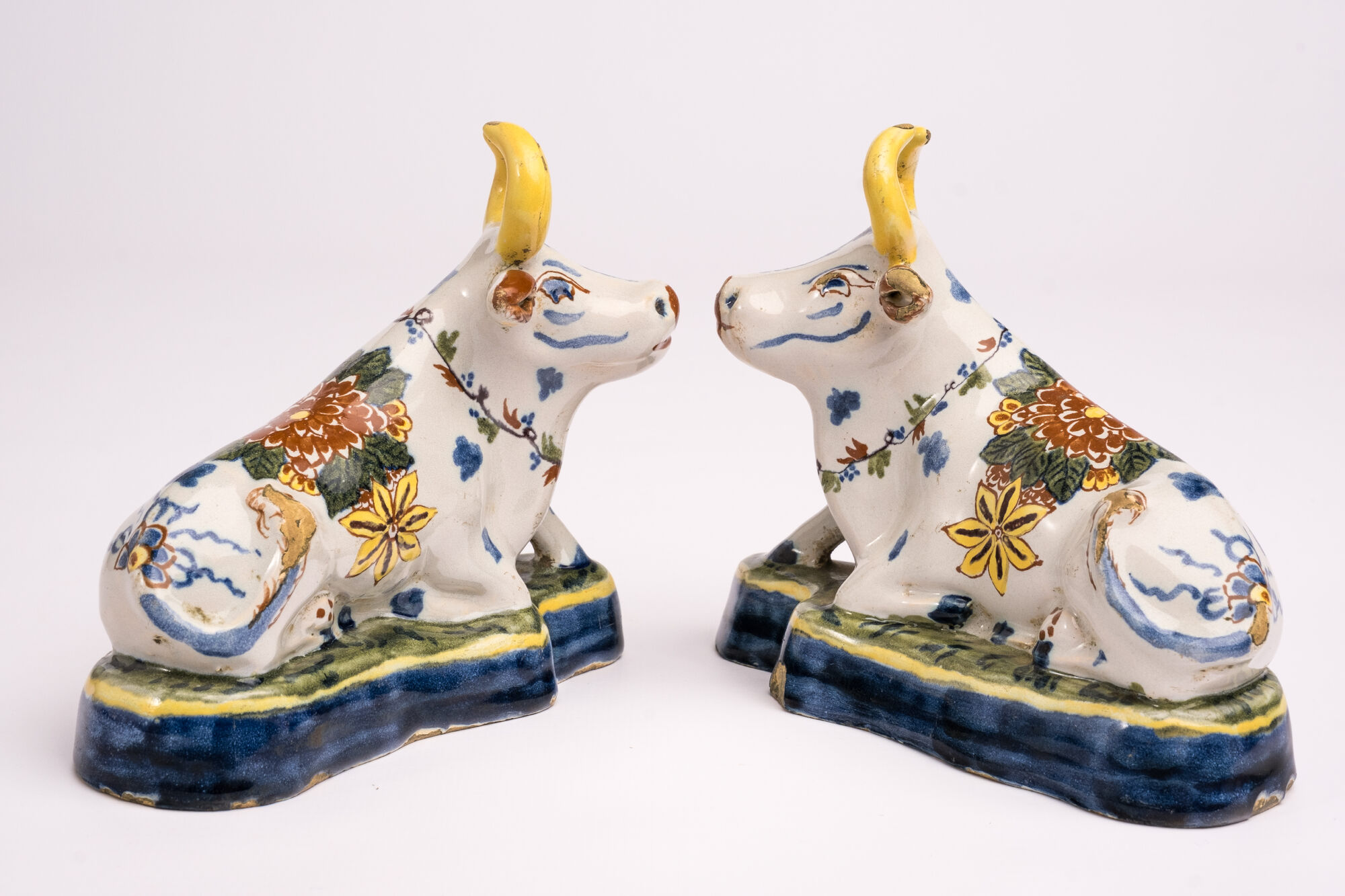 Paar liggende koeien, faience, Delft (NL), 18de eeuw