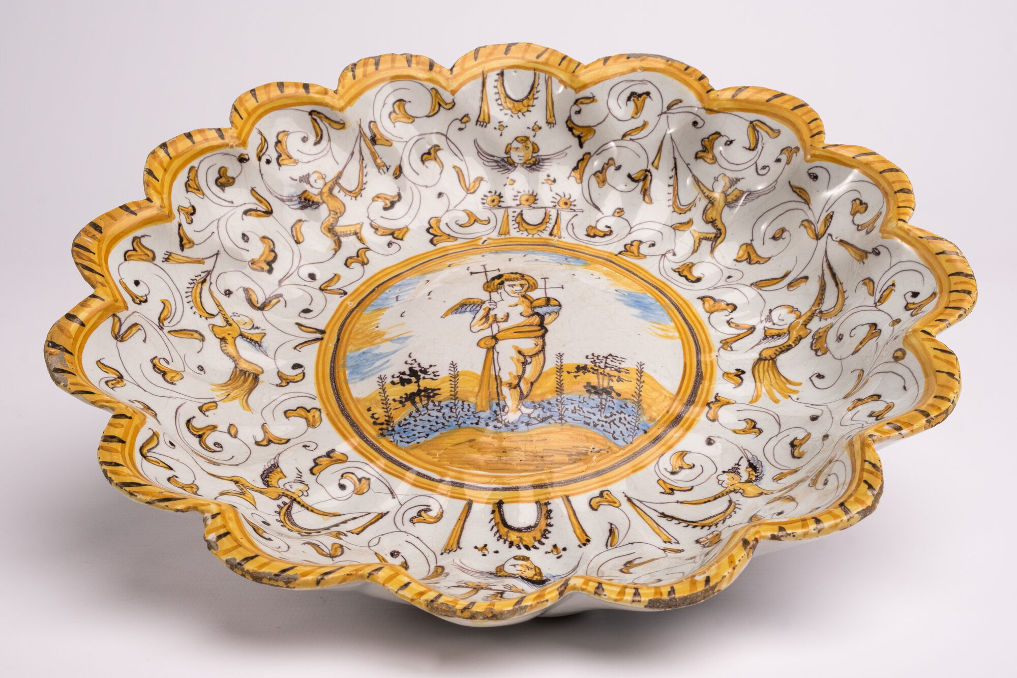 Plooischotel op voet, faience, Antwerpen, begin 17de eeuw