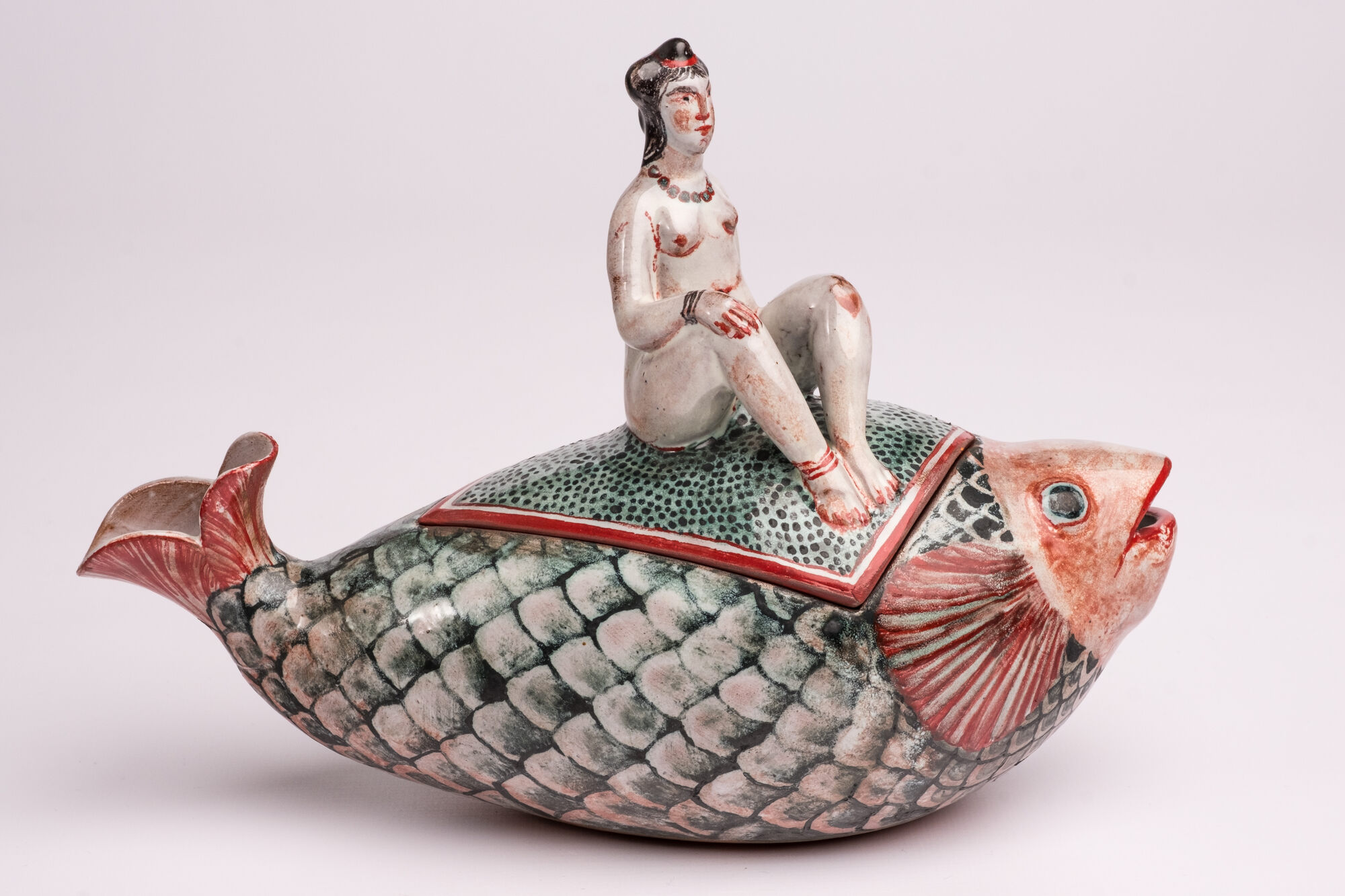 Pot in de vorm van een vis met vrouwenfiguur op het deksel, Sigrid Claude Hilpert-Artes, 1997-2007