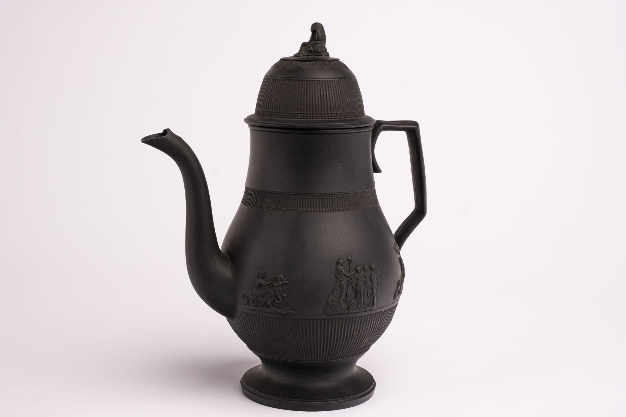 Zwart basalten koffiekan met deksel, Wedgwood (E), 19de eeuw