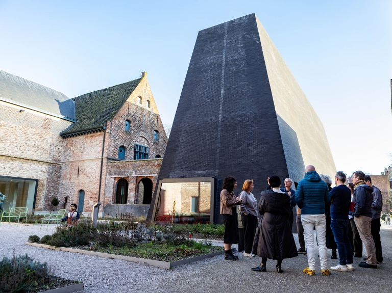 Abby museumgebouw met groep tijdens rondleiding