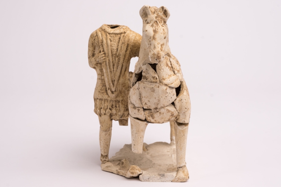 Paard met staande ruiter, pijpaarde, 70-150