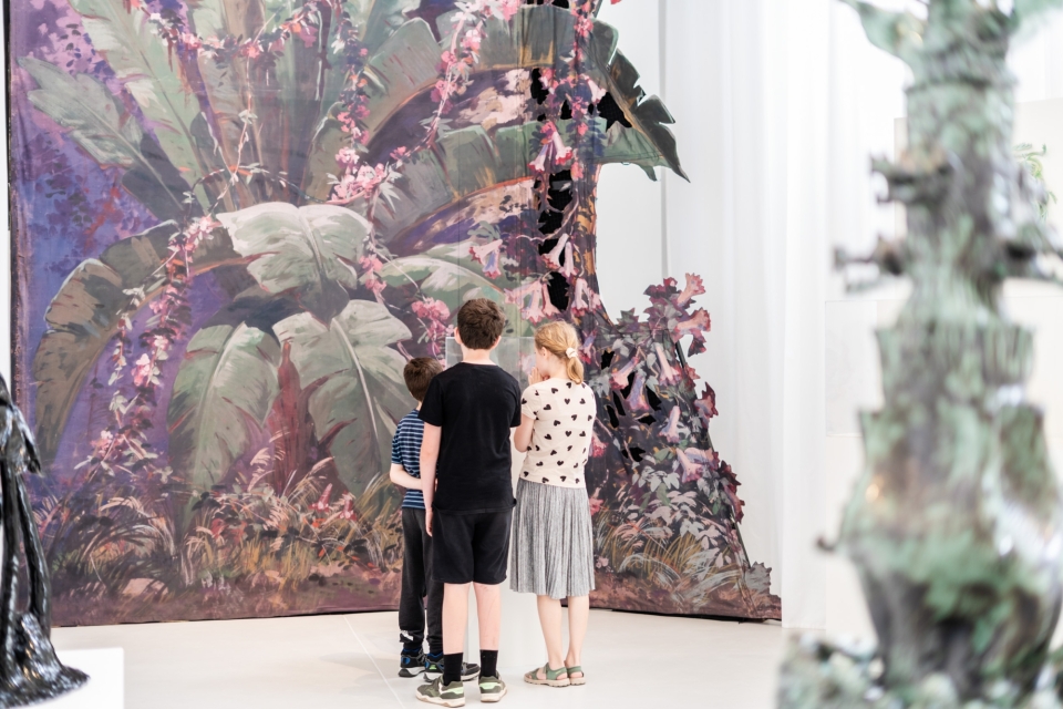 Kinderen voor decor in tentoonstelling
